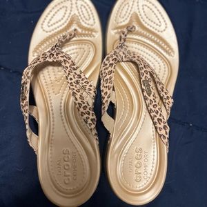 Dual crocs comfort in cheetah print size 10 never worn